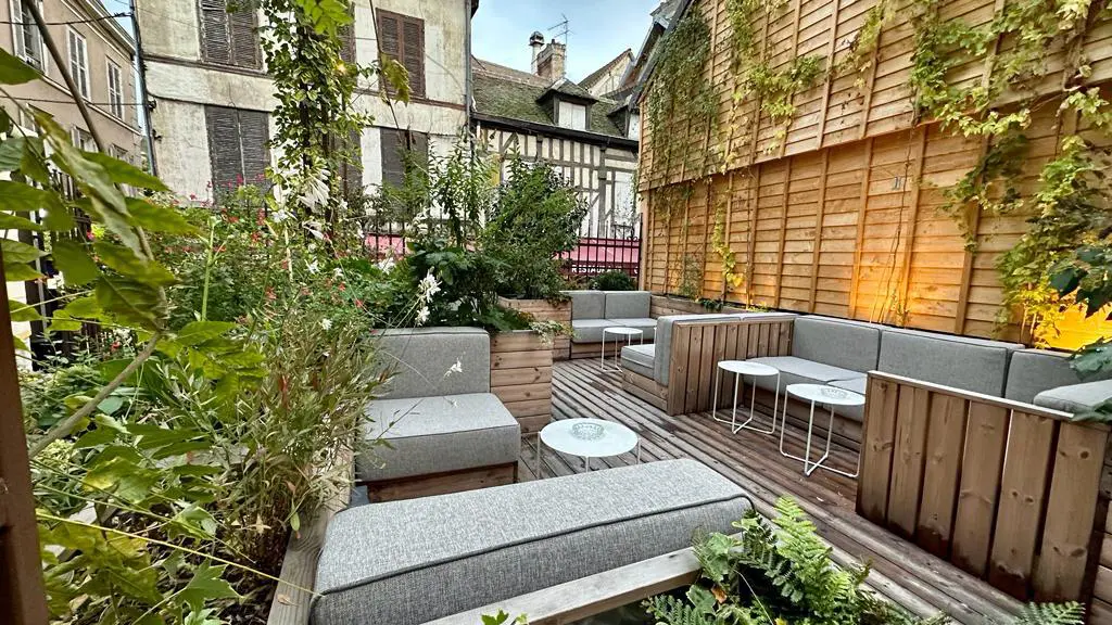 Terrasse ombragée et calme du bar à cocktail les cours juvenal à troyes